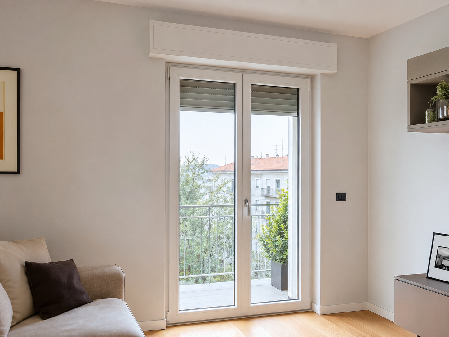 Cassonetto in PVC bianco sopra una portafinestra in un soggiorno luminoso